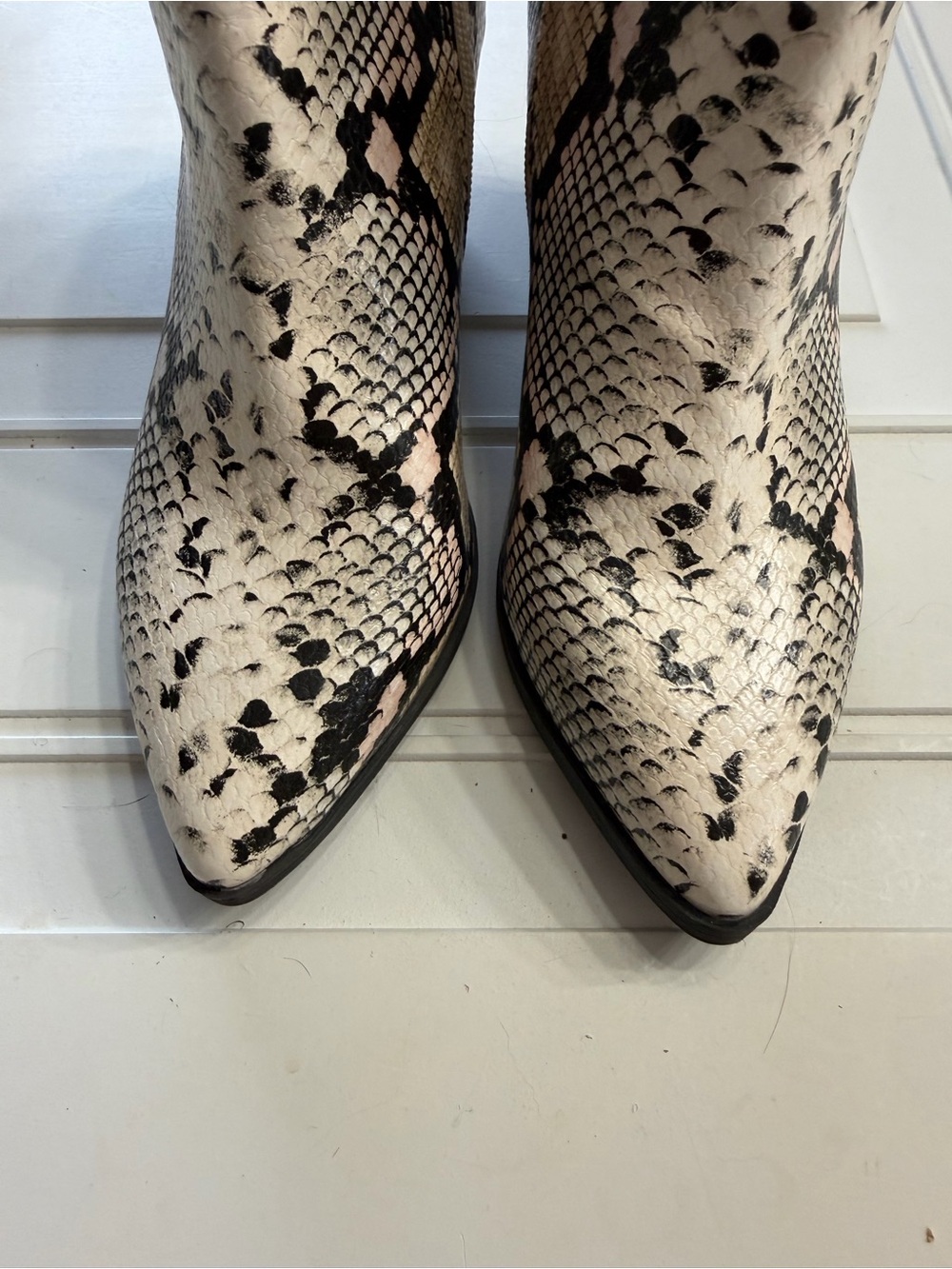 Scoop Women’s Sz 8.5 Black White Faux Snakeskin Heel Boots Booties - Picture 4 of 8